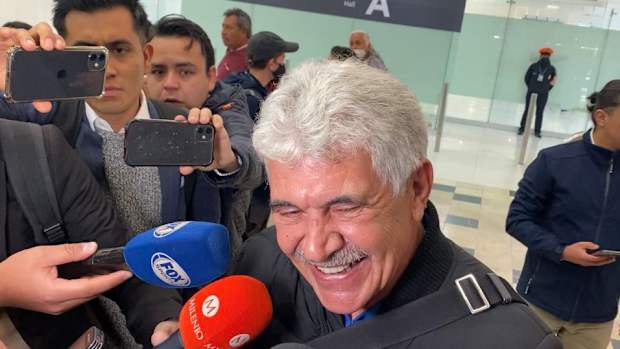 Tuca Ferreti llegando al aeropuerto de la CDMX para vincularse al Cruz Azul